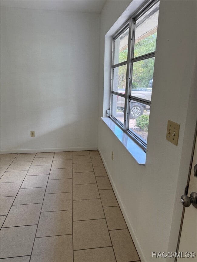 Building Photo - 6106 E Calico Ln