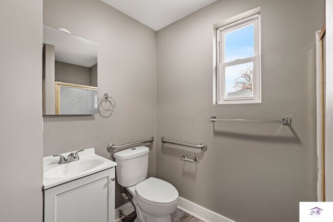 Building Photo - RENT SPECIAL!