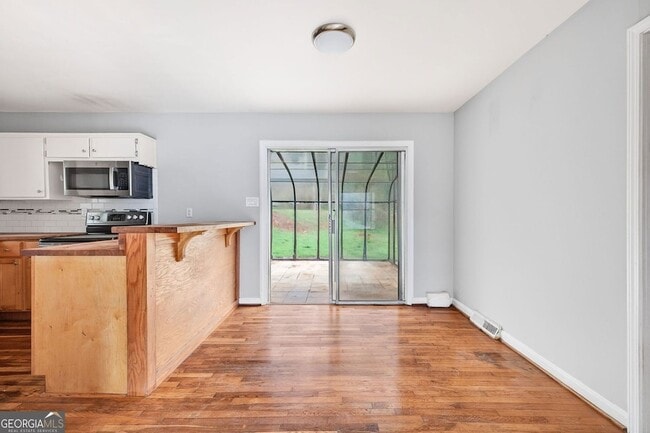 Building Photo - 3178 Pinehill Dr