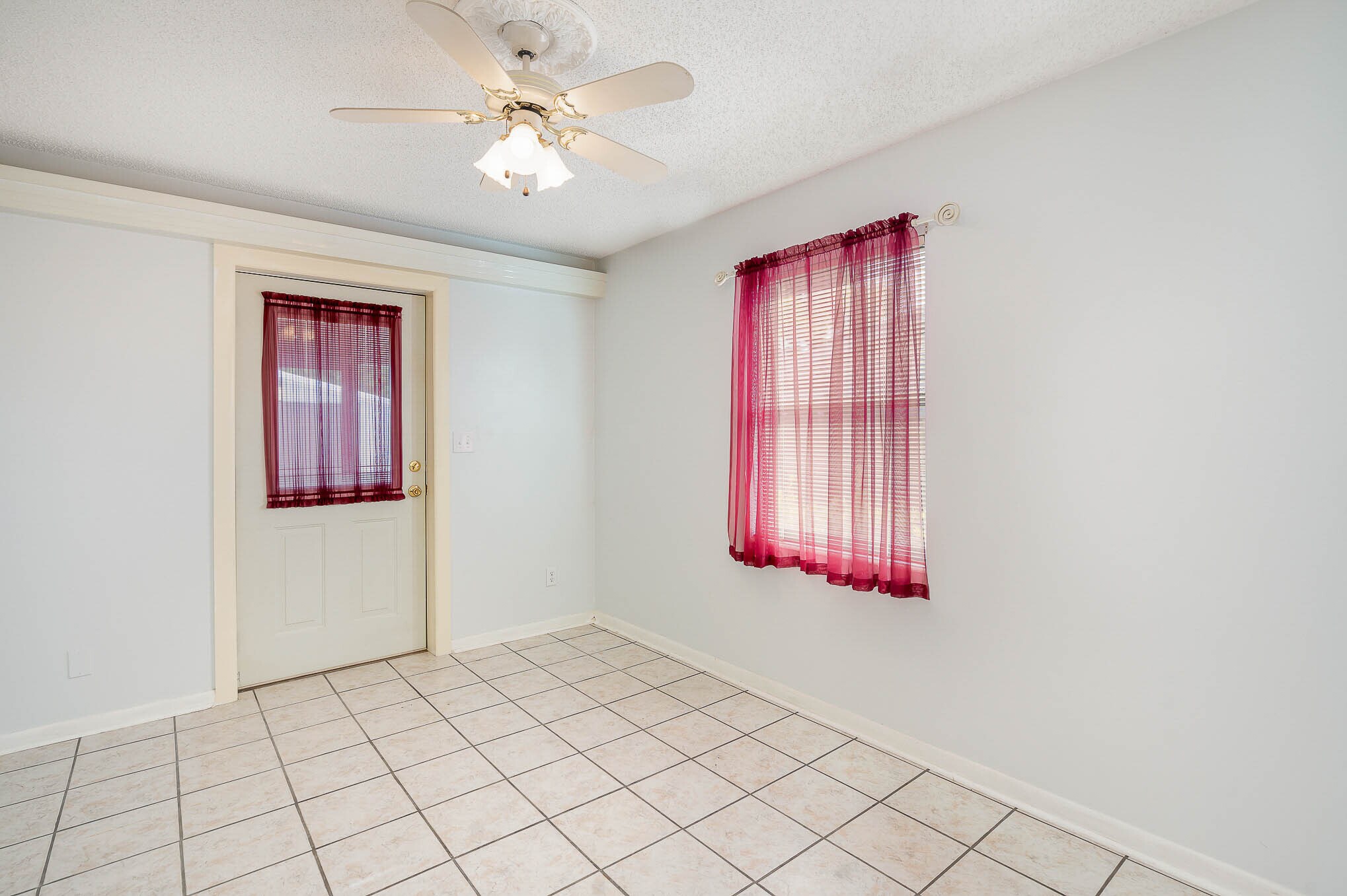 Bonus room off kitchen! - 2908 Ivy St