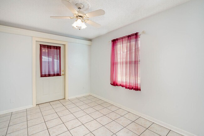 Bonus room off kitchen! - 2908 Ivy St