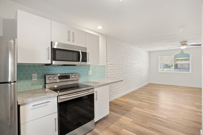 Building Photo - Beautiful 2 bedroom with private backyard
