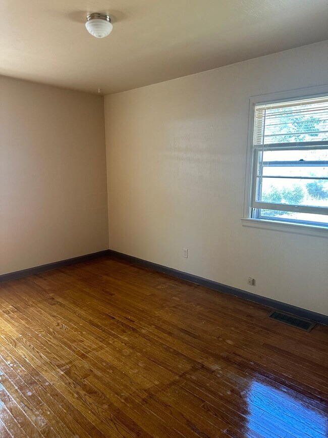 Building Photo - 3 bed 1 bath house