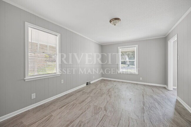 Building Photo - Renovated Gem! This 4-bed, 1.5-bath home!!!!! Section 8 Welcomed!!!!