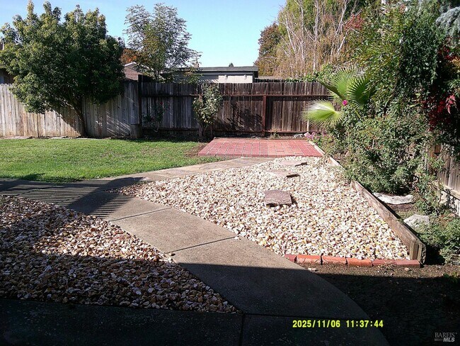 Building Photo - 390 S Almond St