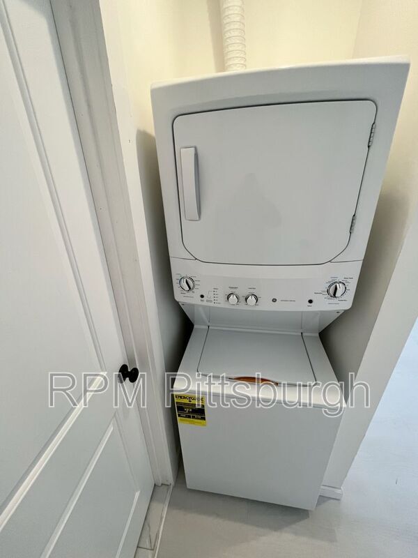 Building Photo - 2019 E Beckert Ave