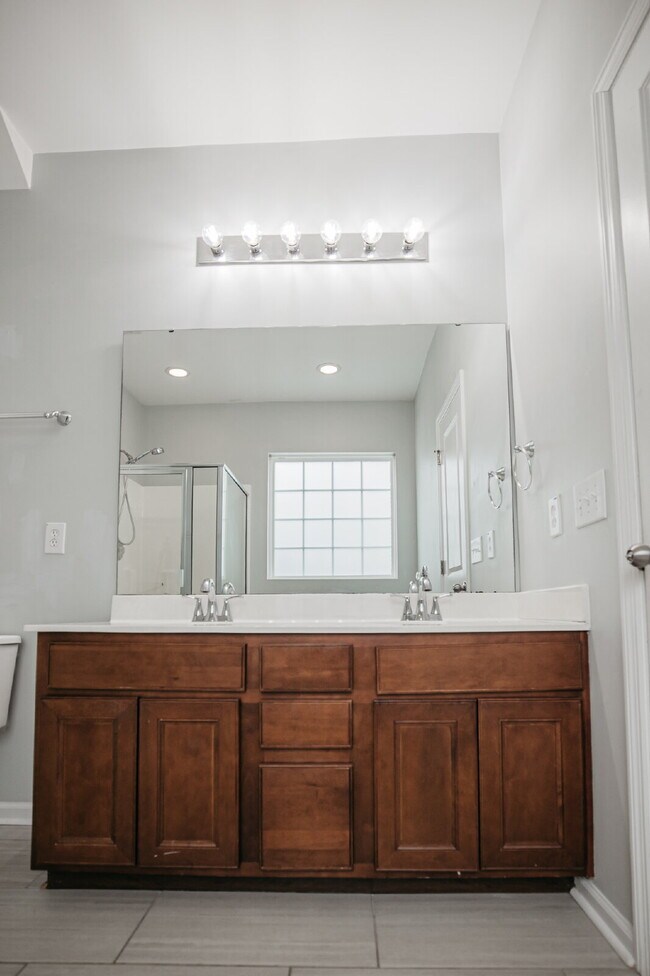 Building Photo - 4 Bed/2.5 Bath/Primary downstairs