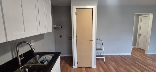 Building Photo - 9307 Coffee St