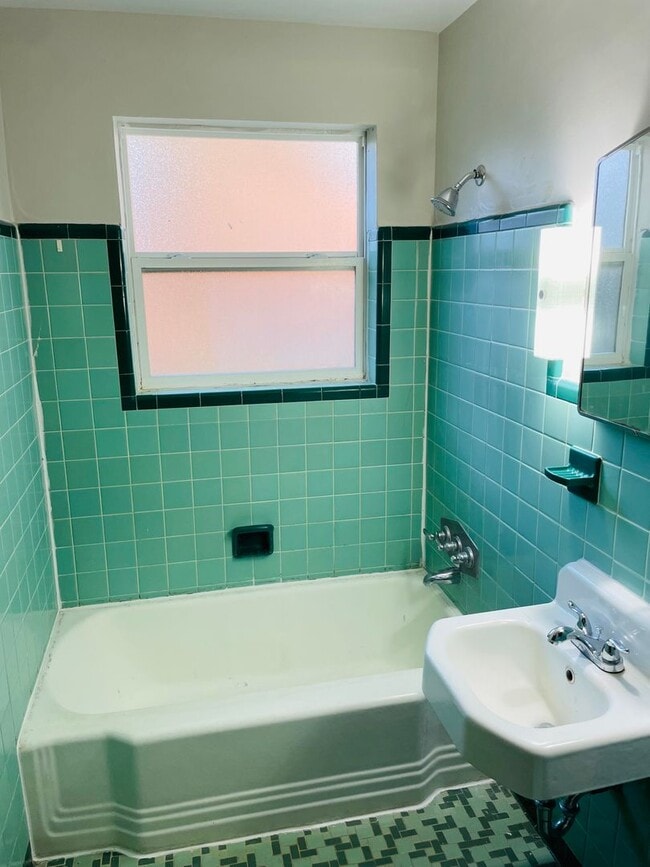 Building Photo - Midtown Charmer