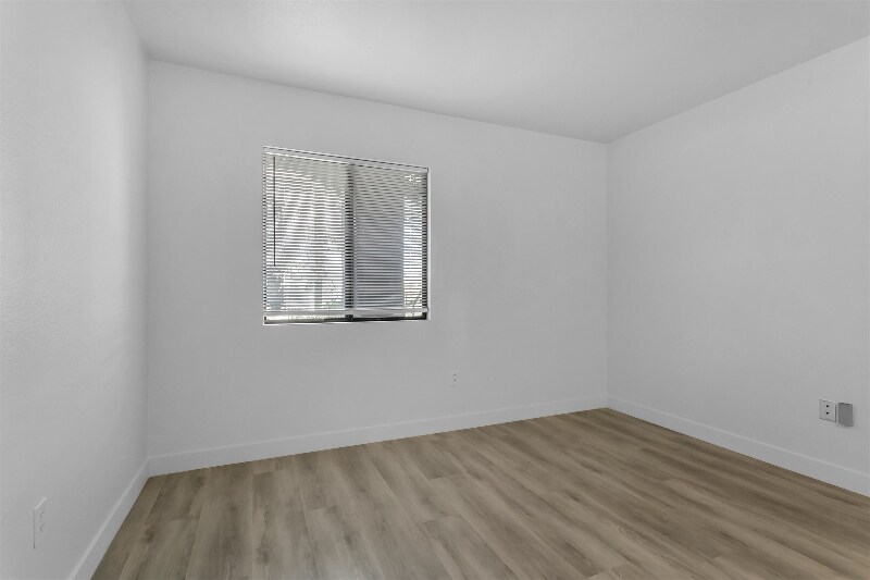Building Photo - 950 Seven Hills Dr