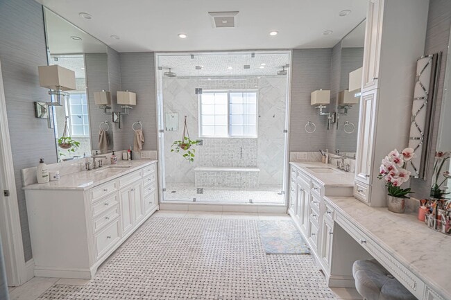 Building Photo - Spectacular 5-Bedroom Home with Private Po...