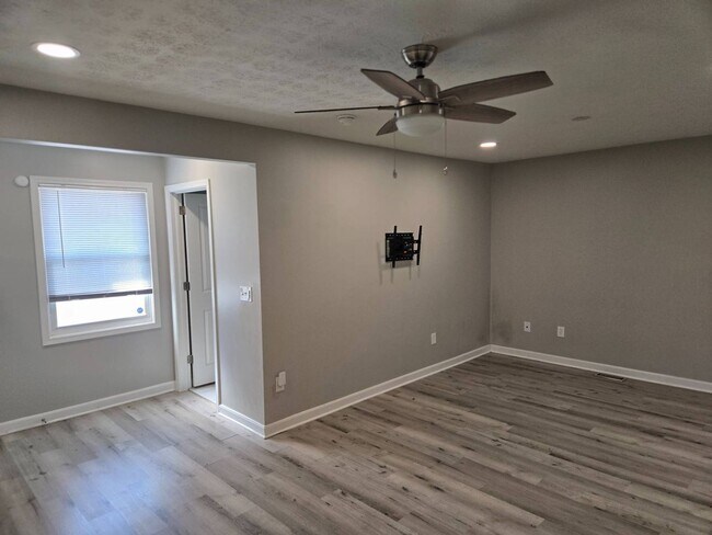 Building Photo - Charming 5-Bedroom Property in Prime Location