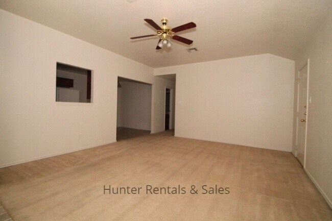 Building Photo - Spacious Duplex!
