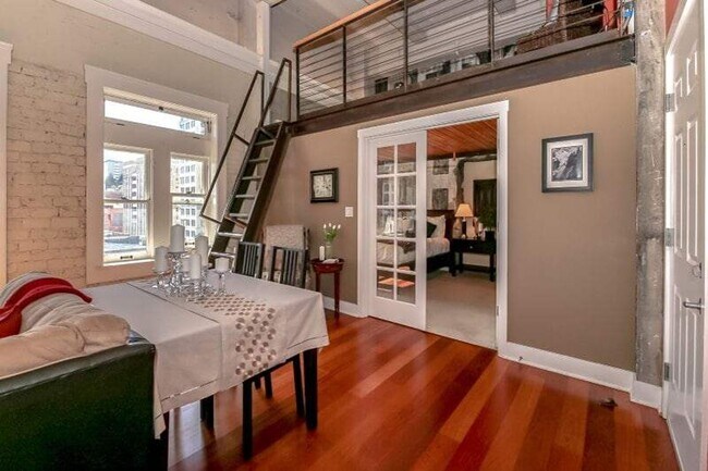 Building Photo - Beautiful Downtown Condo in Tacoma