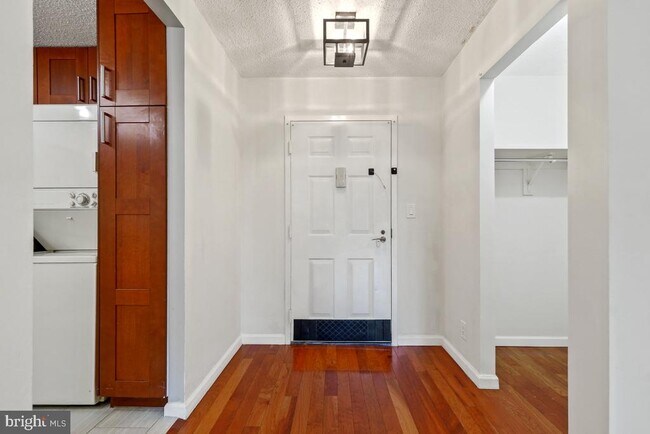 Building Photo - 5904 Mt Eagle Dr