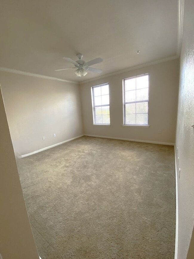 Building Photo - 1x1 Cozy and convenient. 1st floor unit