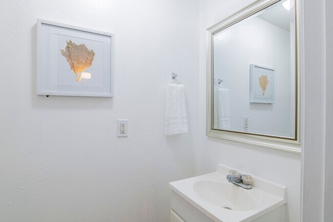 Building Photo - Bright & Comfortable 3 Bed/2.5 Bath Pensac...