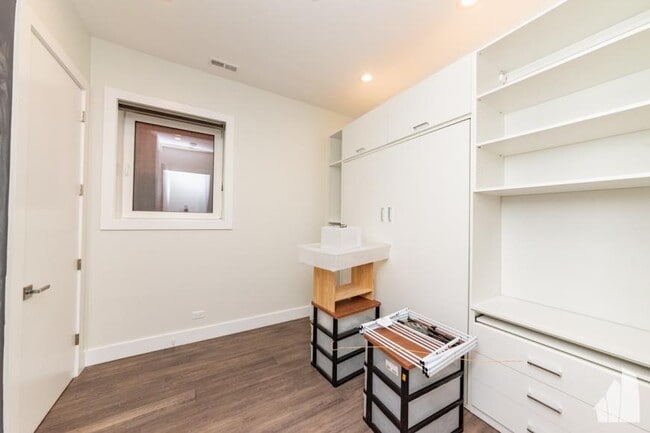 Building Photo - 3 bedroom in Chicago IL 60642