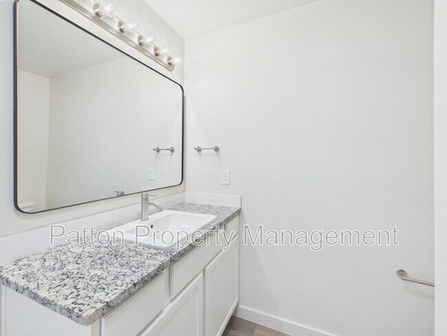 Building Photo - 3007 Farmyard Dr