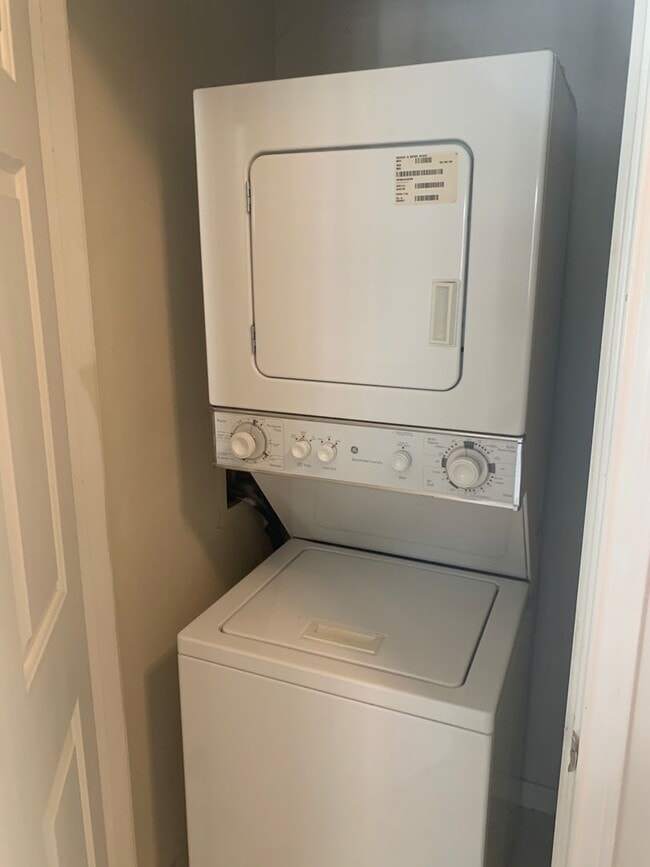 Building Photo - 571 Water St