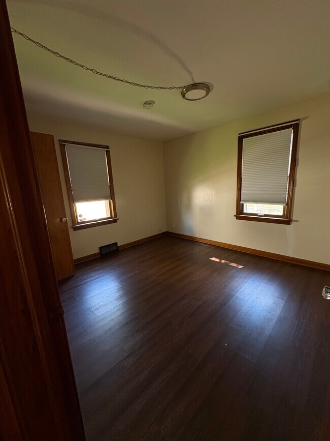 Building Photo - 1014 Roslyn Ave SW