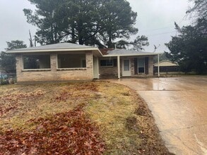 Building Photo - Beautiful 4 Bedroom Southern Hills Home