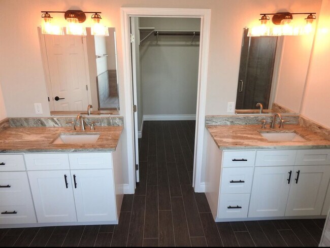 Building Photo - 400 Pitaya Ln