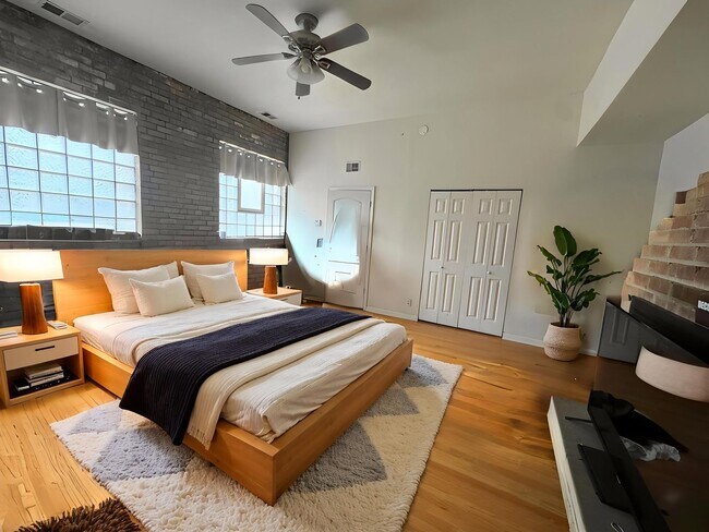 Building Photo - 916 W Belmont Ave