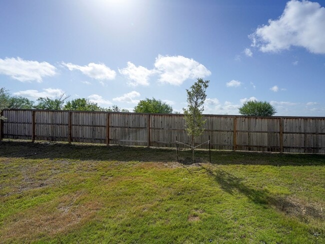 Building Photo - Spacious 4-bedroom, 2-bath located in Summerhill subdivision