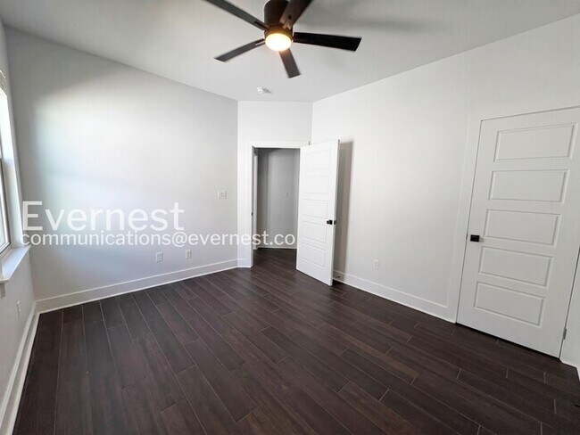 Building Photo - 3 Bed, 2 Bath Home with Fenced Yard & Garage / Available Now!