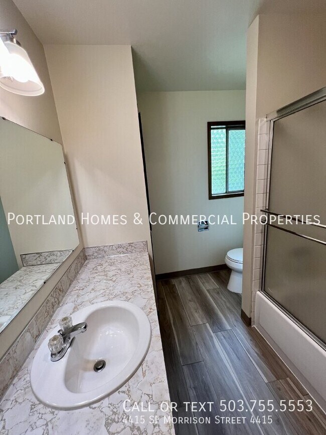 Building Photo - 2 bedroom townhome, close to transportation