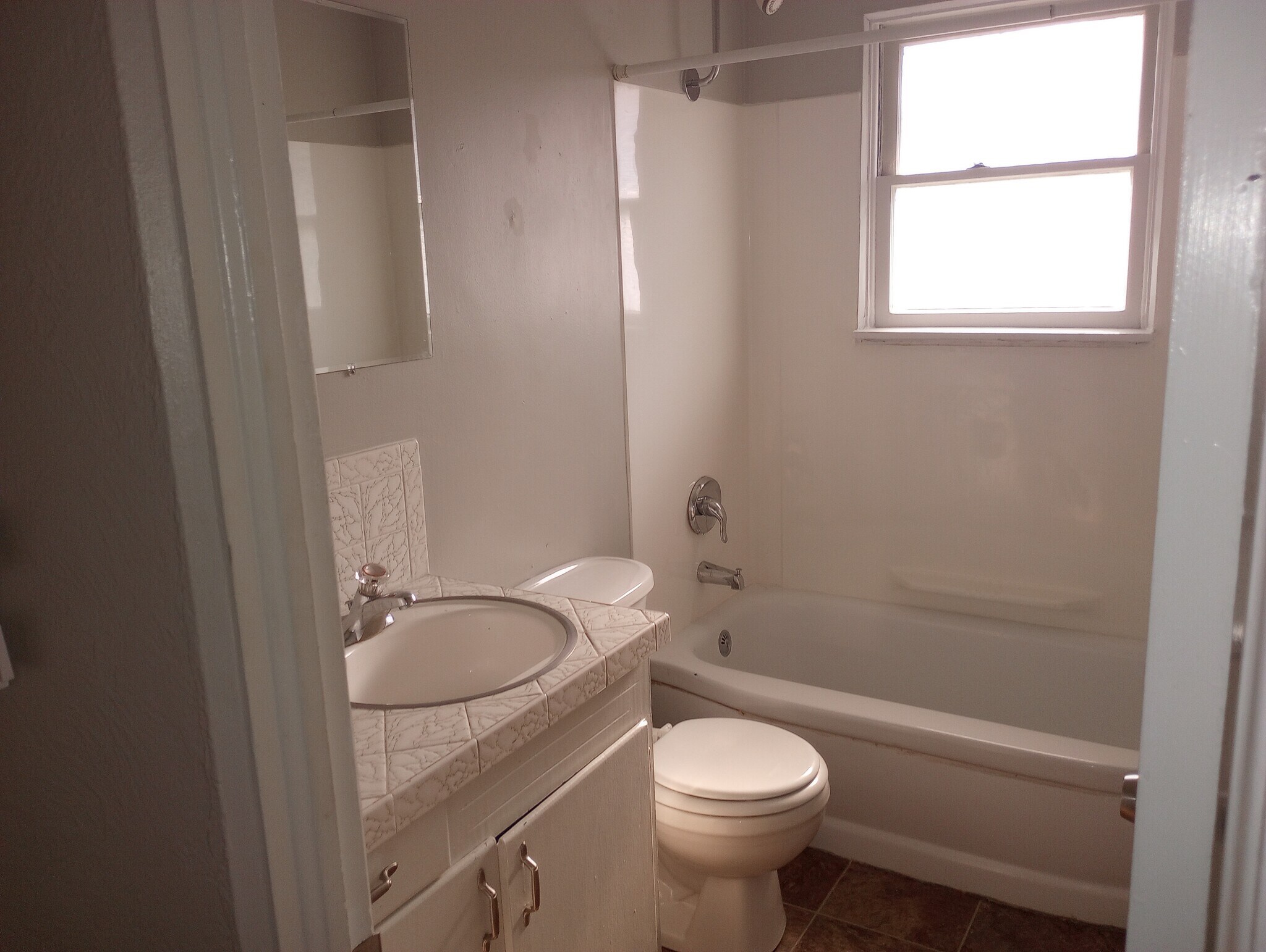 hall bath - 1506 S Denver Ave