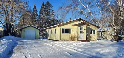 Building Photo - 2 Bedroom/ 1 Bath Home