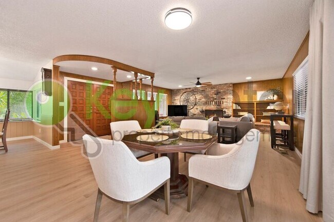 Building Photo - 9635 Oak Leaf Way