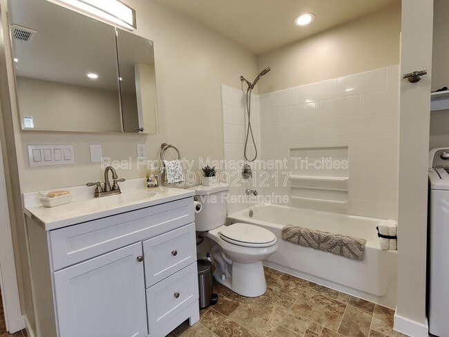 Building Photo - 44102 Dimmick Rd