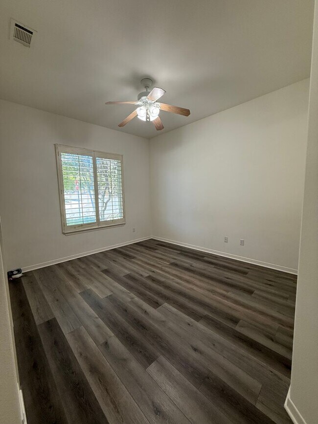 Building Photo - 4 bed, 3 1/2 bath beautiful home Wood Ranc...