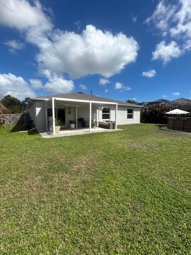 Building Photo - 5840 NW Bates Ave