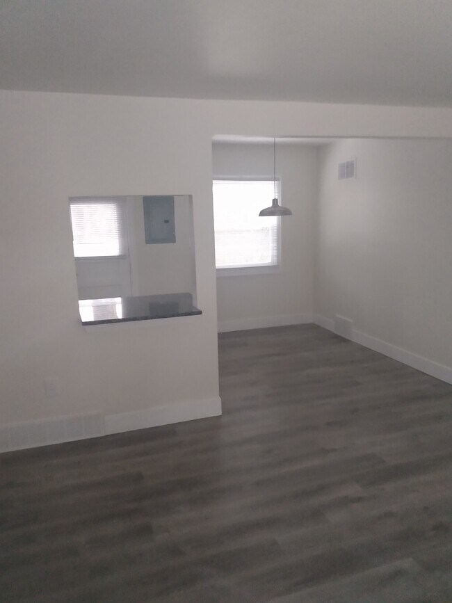 Building Photo - 1527 W Farnum Ave