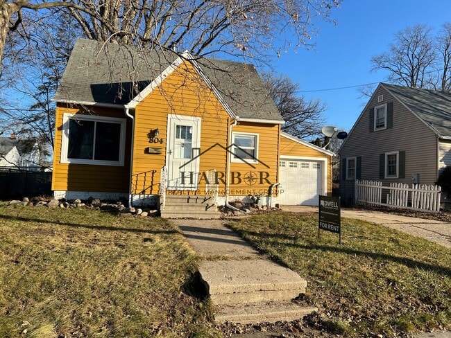 Building Photo - 804 12th Ave SW