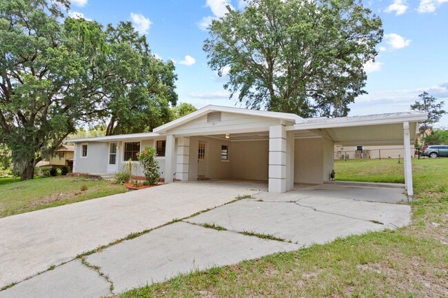 Building Photo - Fruitland Park 4/2 w/ Covered Patio