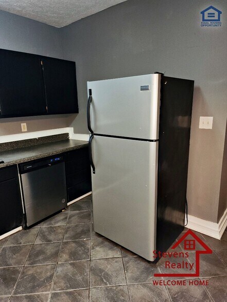 Building Photo - 912 W Scott Ave