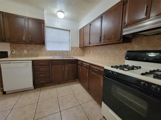 Building Photo - 3023 Gus Thomasson Rd