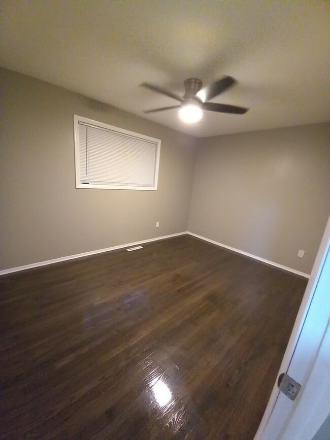 Building Photo - Stunning 3 Bedroom Bi-Level Home