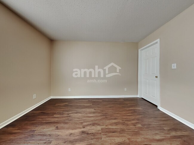 Building Photo - 1439 Round Lake Rd