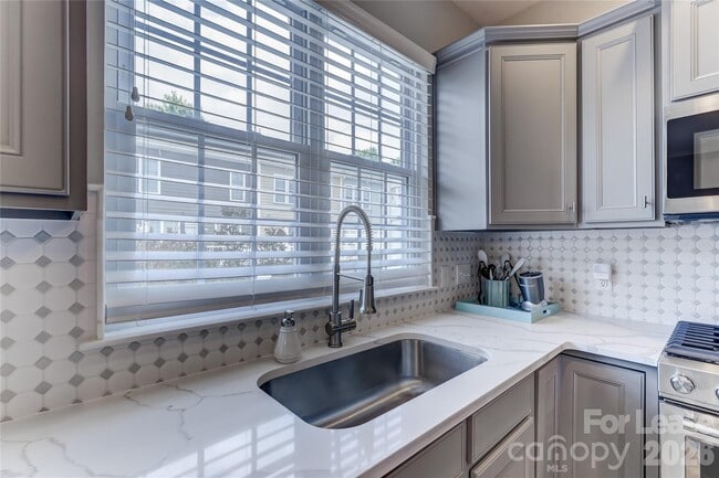 Building Photo - 905 Lyndley Dr