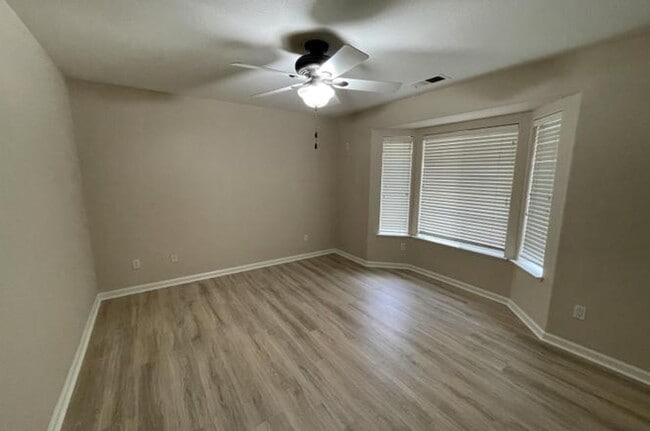 Building Photo - Large, well cared for, single family,  3/2 with Garage