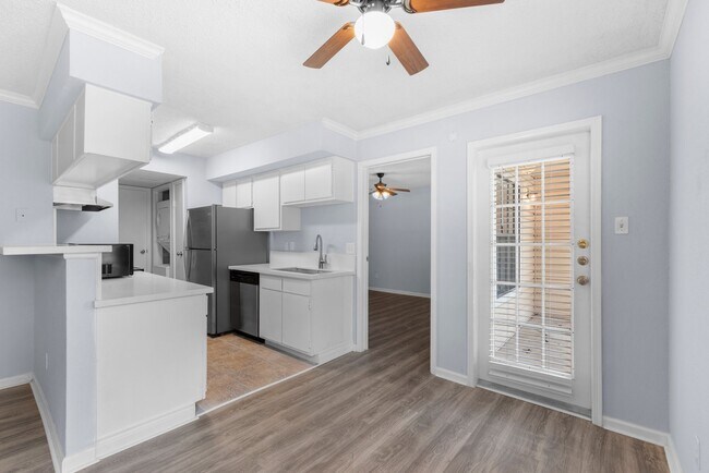 Building Photo - 2750 Holly Hall St