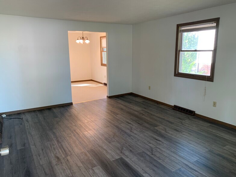 Building Photo - 7486 Seymour St NW