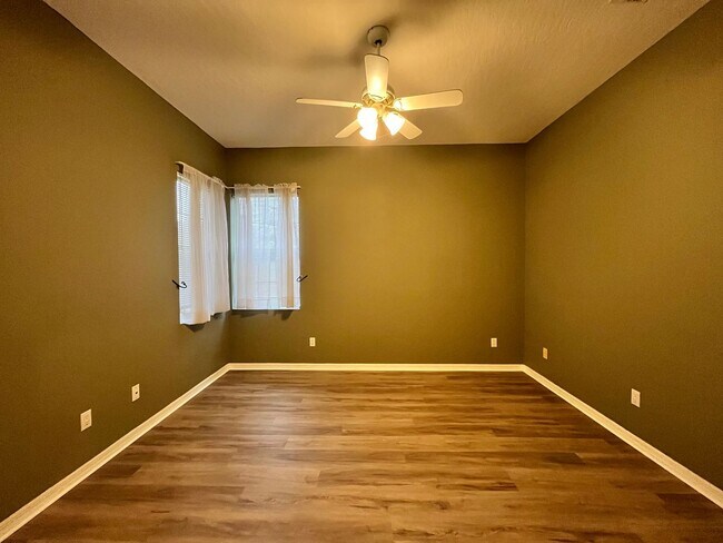 Building Photo - 4/3 Executive Brick Home