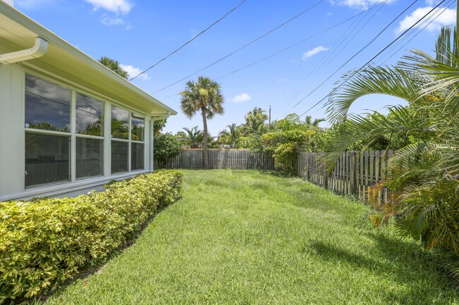 Building Photo - 1714 N Palmway